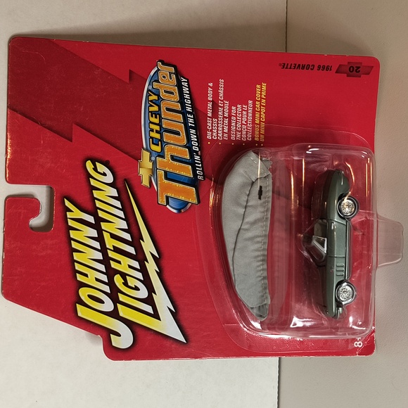 B22 Johnny Lightning 66 Corvette - Picture 1 of 3